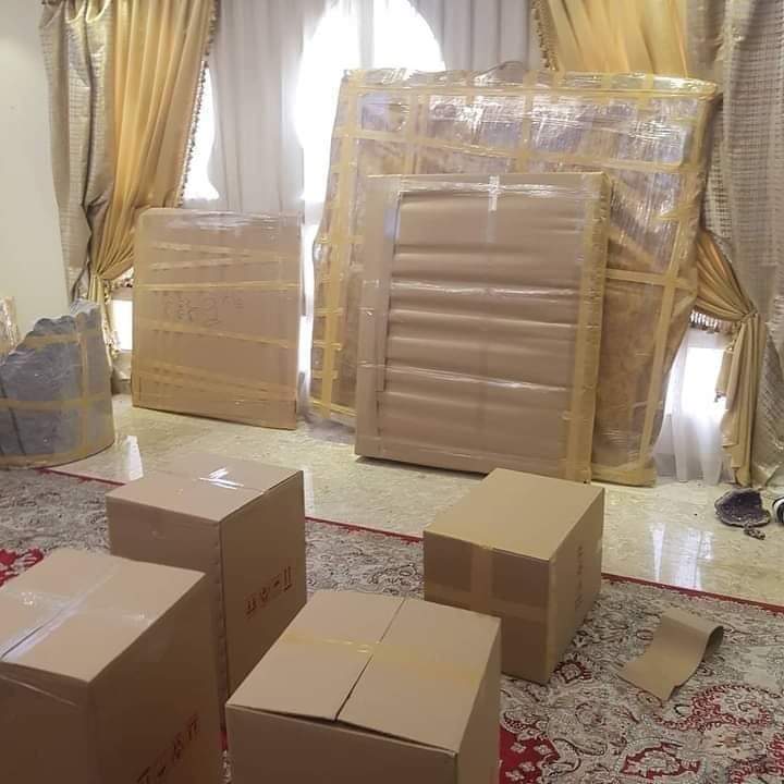 Secure home shifting services in Saudi Arabia – movers loading boxes in Dammam