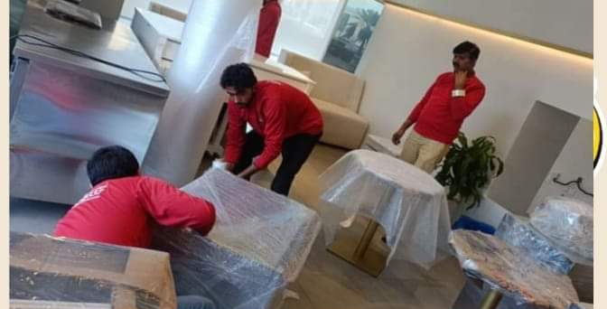 Professional home shifting services in Saudi Arabia – moving truck outside Riyadh house